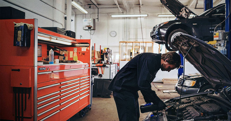 сотрудник автосервиса